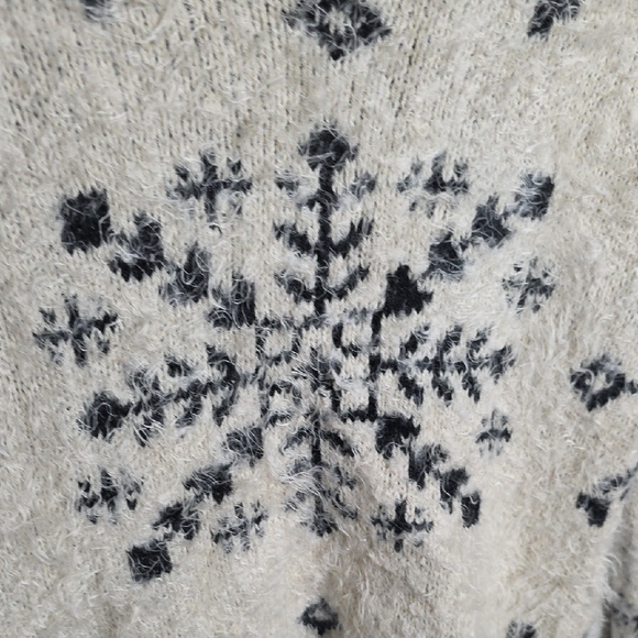 Finn & Clover ANTHRO Black and Cream Snowflake SZ SMALL - Picture 4 of 8